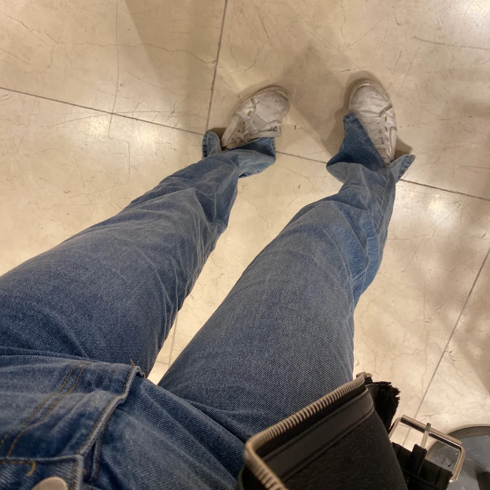 Säljer mina jeans med slits på sidorna från boohoo pågrund av att jag råkade beställa för stor storlek tyvärr! Byxorna är jättefina och aldrig använda. Köpta för 320 men säljer dom för 200❤️ Pris kan diskuteras då jag bara vill ha dom sålda. . Jeans & Byxor.