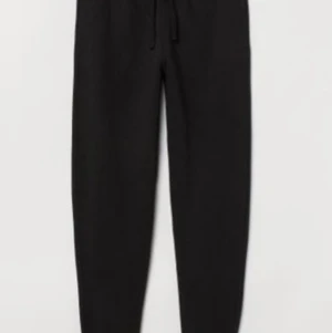 Hm mjukisbyxor  - Säljer dessa svarta mjukisbyxor ifrån hm.                              Köpte för 150 kr, säljer för 50 kr + frakt 