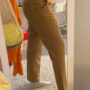 Bruna kostymbyxor  - Bruna kostymbyxor från Gina Tricot. De är i storlek 42, skulle säga att de är stora i midjan men korta i benen. Passar nog de flesta storlekarna, men det beror på hur man vill att de ska sitta 🥰🥰 