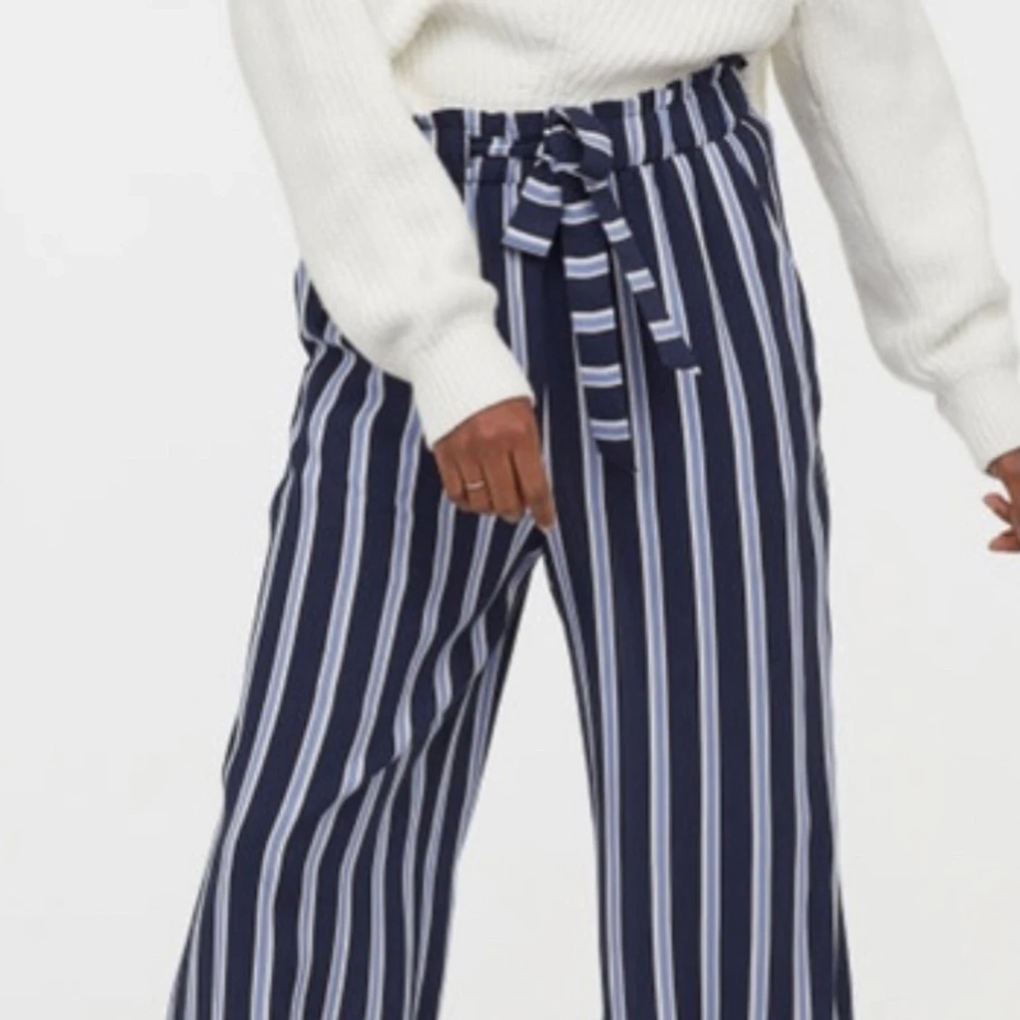 Randiga blåvita raka kostymbyxor