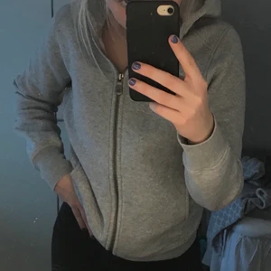 Sail racing  - Jättefin sail racing tröja med dragkedja. Sparsamt använd så i fint skick. Mjukt material. Priset går att diskutera