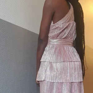 En vintage volongfest klänning  - Säljer min söt och unik utsåld klänning som är I mycket bra skick och användade bara 3 dager. Passar från s_m.Finns fler bilder och bud I kommenterna. 