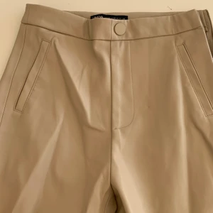 Zara skinnbyxor - Beiga Skinnbyxor från zara, enbart använda 1 gång. Storlek xs.