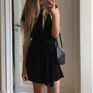 Svart playsuit - Svart söt playsuit från zara i storlek S. Säljer då den tyvärr blivit för liten. Väldigt flattering då man knyter den i midjan och den är lite öppen i ryggen! Perfekt för sommaren! Köparen står för frakt :)