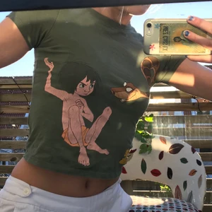 djungelboken baby tshirt - djungelboks motiv på en tshirt för babys eller mindre barn men som sitter bra på mig som är S. Skitsnygg färg och jättesöt crop