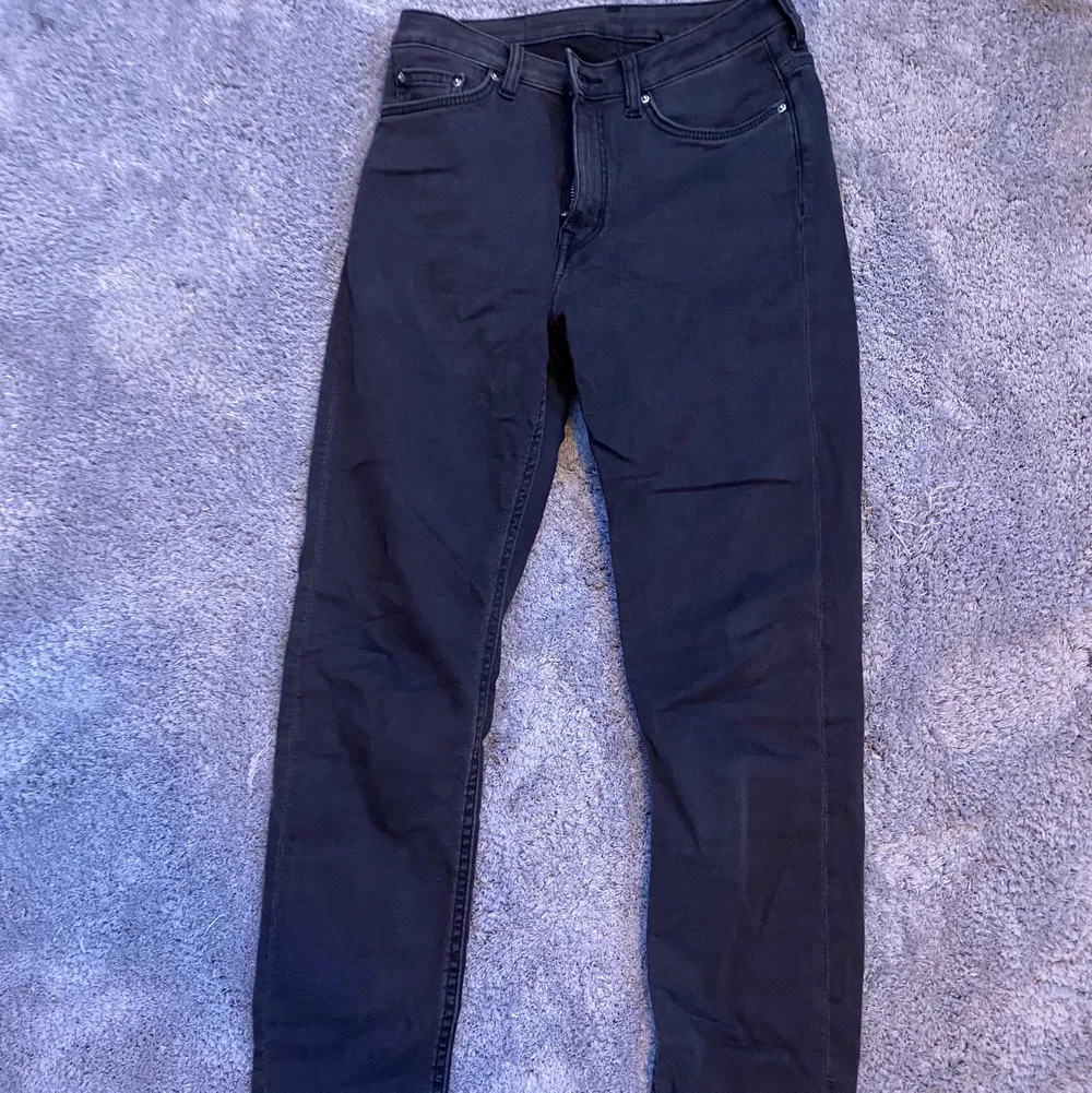 Gråa jeans från weekday. Säljer pga ingen användning för de, storlek W 27 L 28.  Kontakta för mer info. Jeans & Byxor.