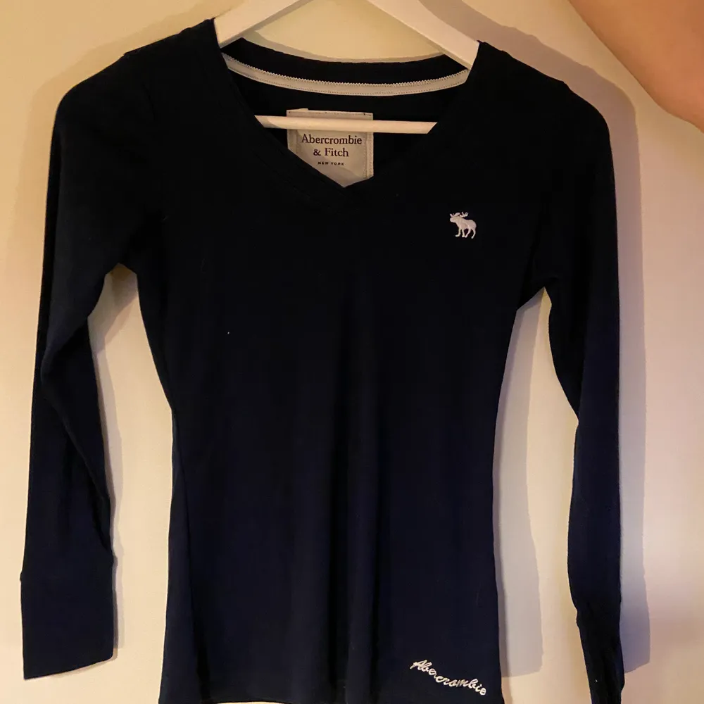 En marinblå tröja med v-ringning från Abercrombie & fitch💓 Strl M. Tröjor & Koftor.