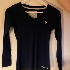 En marinblå tröja med v-ringning från Abercrombie & fitch💓 Strl M
