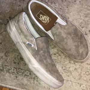 Vans slipins gråa mocka - Jättesköna sparsamt använda vans. Fint skick men lite smutsiga, går enkelt att putsa bort med lite tvål och vatten. Använder swish