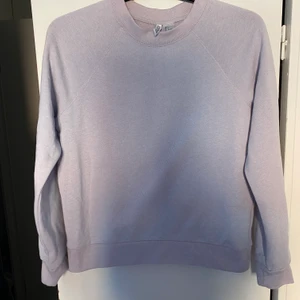 Sweatshirt i ljuslila från H&M stl S - Behöver du en sweatshirt? Att mysa eller träna i ? Fynda denna, en vanlig H&M i ljuslila från Divided. Behöver plats i garderoben. 