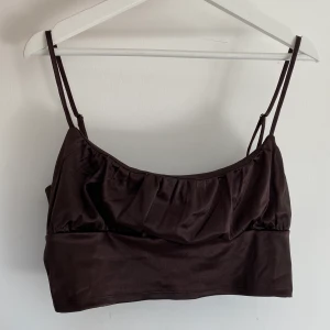 Brun topp - Brun kort topp från h&m som endast är testad! Skulle säga att den passar M-L då den är stretchig🤎