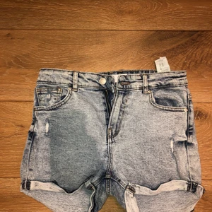 Jeansshorts bershka  - Jeansshorts grå bershka strl 38 70kr