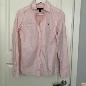 Gant skjorta - Fått i present, använd 1 gång. Slim fit