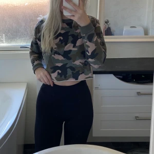 Kamouflage magtröja - En super fin tröja jag använt väldigt mycket däremot nu inte använder längre då jag har andra plagg jag fäster mig mer vid, den är helt oskadd 