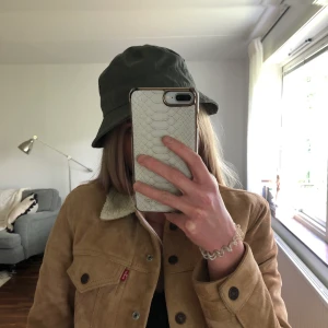 Jacka Levis strl XS - Fin mockajacka från Levis som tyvärr blivit för liten för mig. Inga defekter eller liknande. DM för köp och frågor