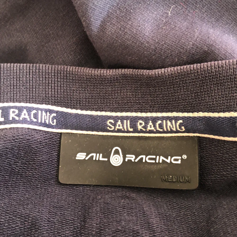 En jättesnygg sweatshirt från Sail Racing i storlek M men skulle säga att den passar S också! Säljer pga att jag inte använder den, fint skick!. Hoodies.