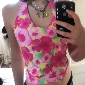Blommig topp - Skit snygg sommar topp utan rygg. Hittad second hand, one size väldigt strechig 