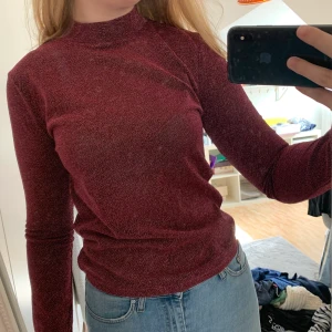 Vila topp - En fin topp från Vila i storlek S som inte kommit till användning. Tyget är rejält och glittrar superfint. Den kliar inte något alls utan är väldigt skön på insidan. 