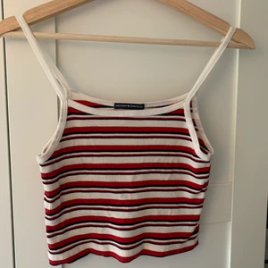 Brandy Melville linne  - Gulligt linne från Brandy Melville❤️🖤🤍 säljer då jag inte får användning för den! Köparen står för frakt 