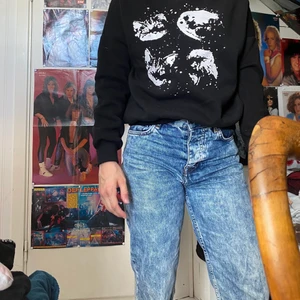 Långärmad fleecetröja   - Tröjan är i fint skick men mindre i stroleken passar på mig som en small när den egentligen är i medium. Katt i hemmet. 