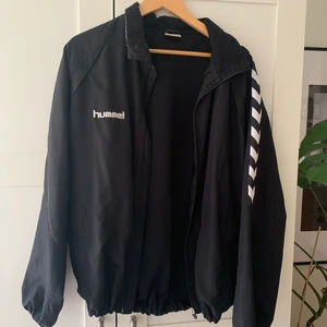 Hummel windbreaker - Hummel windbreaker i bra skick!🖤 Lappen säger storlek L och på mig som har M sitter den ganska oversized. Köpare står för frakt 