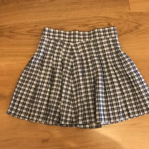 Bershka kjol!!  - Jätte fin kjol, den är storlek M men skulle säga att den passade XS-S mer, jätte fint skick💓