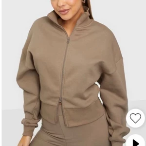 Nly trend, double zip sweat  - Slutsåld hoodie från Nelly, använd 1 gång, nypris 349kr, säljes för 200kr inkl frakt. 😊