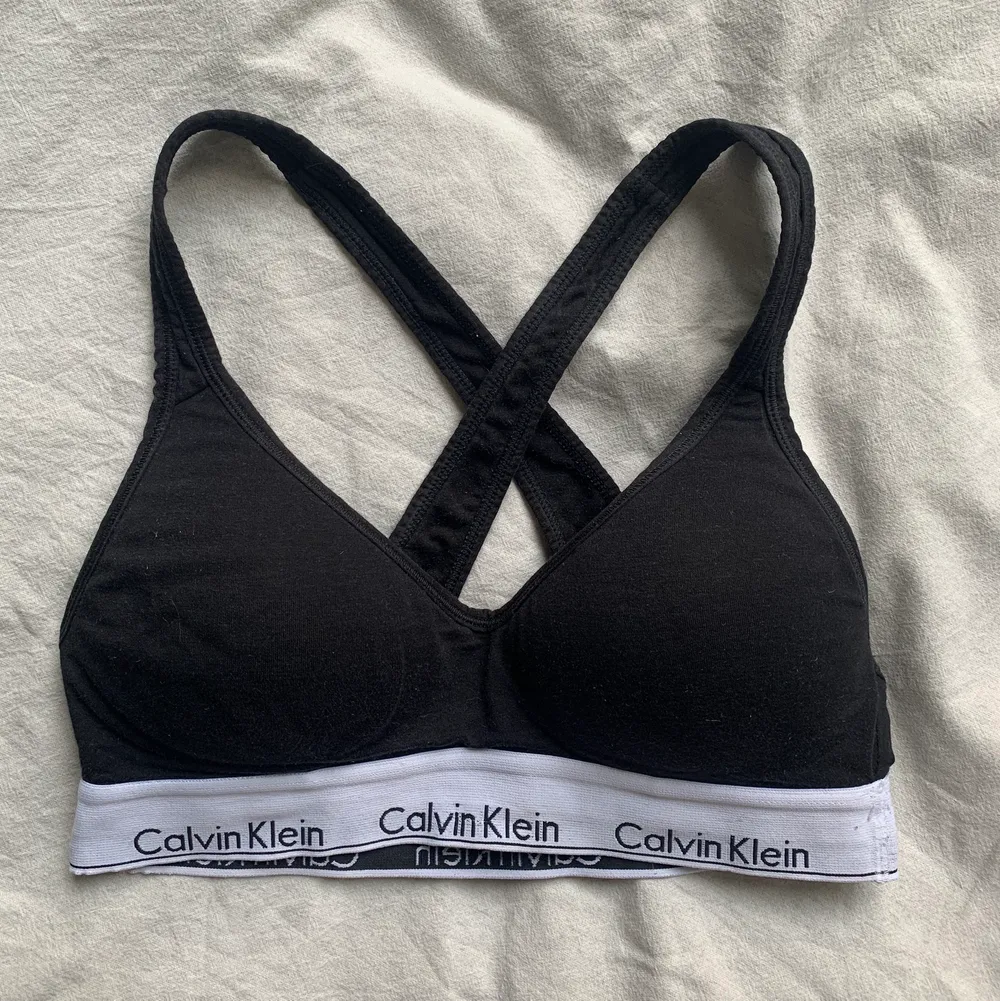 Säljer min Calvin Klein bh som jag köpte på Twilfit då den har blivit för liten för mig. Den är i en storlek S men är enligt mig ganska liten i storleken :) Det är bara höra av sig angående frågor eller fler bilder! 💖 kommer ha en budgivning då många är intresserade! OBS: buda med minst 10 kr ☺️ budgivningen är slut 3/8 18:00 . Toppar.