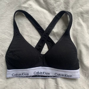 Calvin Klein bh - Säljer min Calvin Klein bh som jag köpte på Twilfit då den har blivit för liten för mig. Den är i en storlek S men är enligt mig ganska liten i storleken :) Det är bara höra av sig angående frågor eller fler bilder! 💖 kommer ha en budgivning då många är intresserade! OBS: buda med minst 10 kr ☺️ budgivningen är slut 3/8 18:00 