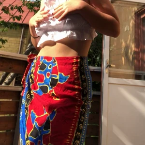 Vintage omlottkjol - Denna vintage omlottkjol köpt på humana. Älskar färgerna och sköldpaddsmönstret! Eftersom att det är en knytkjol passar den nog de flesta storlekar men den går inte hela vägen runt på mig som är w28 så slitsen blir likosm öppen hela vägen upp (vilket jag bara tycker e snyggt dock 😊). Folk som har mindre storlekar kanske kan stänga den hela vägen dock!