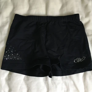 Shorts - Ett par gymnastik/tränings shorts. De är i gott skick, och i jätteskönt materiel. Säljer för att jag inte använder. Nypris: 360kr. De passar på mig som är 170cm och väger 60kg men kan passa på både mindre och större personer eftersom det är stretch. 