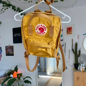 Mini Kånken Fjällräven ryggsäck - Jag säljer min supersnygga Fjällräven ryggsäck😊. Den är i nästan nyskick och är knappt använd. Säljer då jag inte använder längre. Köpare står för frakt❤️
