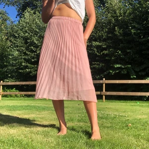 Veckad långkjol!! - Superfin gammalrosa långkjol med veckade detaljer!💞 kjolen är i fint skick och köpt på H&M för 249:-. Storlek XS men passar också S & M. Jag är 168cm för referens!