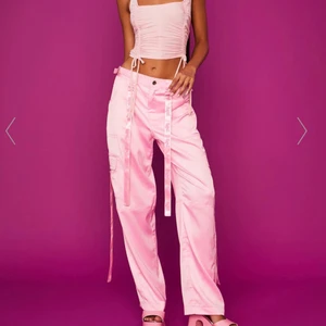 Dolls kill x Bratz - Mina finaste byxor har också blivit för små 💔 Letar efter en ny ägare som kommer bära upp dem fint❤️ de har en otroligt fin färg och jätteskönt material, SÅ UNIKA!! Kommer sakna känslan att bära dem med alla blickar på en😢 