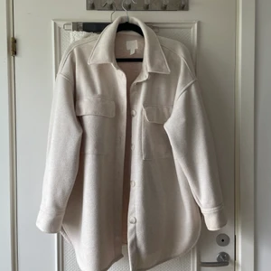 Vit/beig jacka  - Jacka från HM i storlek L. Använd ett fåtal gånger så den e i mycket bra sick. 100% polyester.