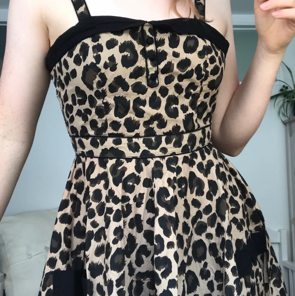 Cute leopard print dress in size 34 from H&M. Klänningar.