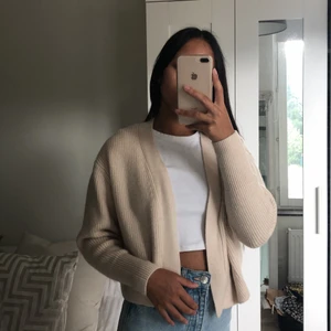 Beige kofta 🤍 - Så skönt kofta ifrån Zara, säljer för att jag aldrig får användning för den. Hur mjukt som helst och inte för tjock men värmer. Aldrig använd så helt ny! Jättefin med klänningar eller jeans en sommarkväll 🤍