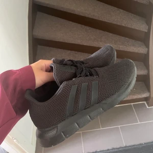 Adidas swift run skor  - Nästan i nyskick, alltså nästan aldrig använda. Storlek 36 2/3 passar storlek 37 med, pris kan diskuteras 