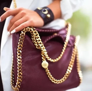 Stella väska  - Byte av min stella i mellan modellen, vinröd med guldkedja så fin. BARA BYTE MOT ANNAN STELLA VÄSKA. Helst i modellen fabella mini tote 