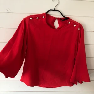 Tröja Zara - Som ny! Fina knappar som detaljer på axlarna