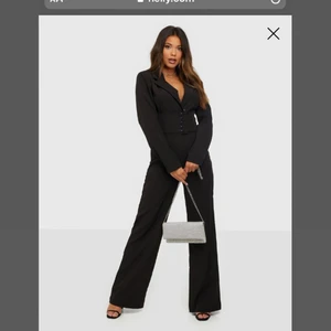 Byxdress nelly  - En jättefin byxdress från nelly, med skönt material. Använd endast en gång vid en skolavslutning. Säljer pågrund av att jag inte hittar något tillfälle att använda den 💕 minns inte nypriset, men sätter en summa som absolut går att diskutera! Passar perfekt på mig som är 168 och vanlingtvis bär storlek S