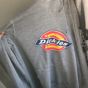Dickies hoddie - Sprucket i trycket annars inget fel, pris kan diskuteras 