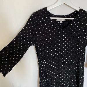 Prickig klänning - En prickig klänning, rätt kort på mig (174xm lång), trekvartsarm och v-ringad skurning. Säljes pga för kort på mig. Älskar modellen😍