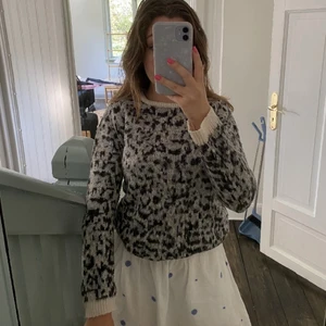Zara stickad tröja - Stickad tröja från Zara i fint mönster och färger. Storleken är  11-12 år eller 152 cm, skulle själv säga att den passar som en XXS. Har inte använts så mycket så är i bra skick. 