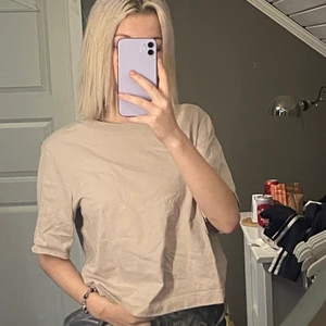 Beige t-shirt - Hej! Säljer denna beiga t-shirt 