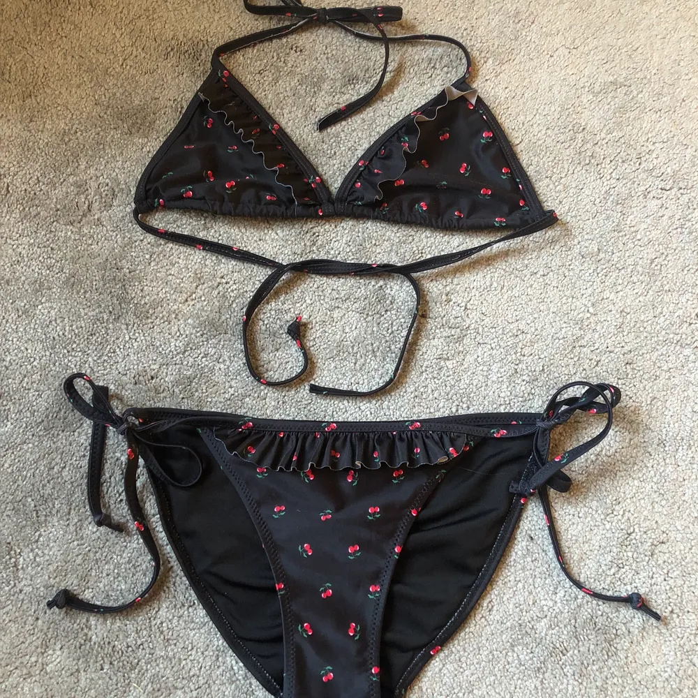 Säljer min bikini från Cubus som är svart med körsbär då den är för liten.💕 storlek 32/34 alltså xs men har band som går att knyta och är då juster bara.. Övrigt.