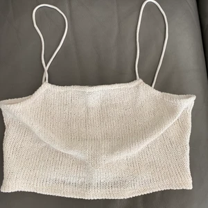 Virkat/stickat linne  - Söt topp och sååå somrig från bershka storlek M. Linnet är ganska kort och jag brukar vanligtvis ha storlek S på toppar🌸🌼🌺