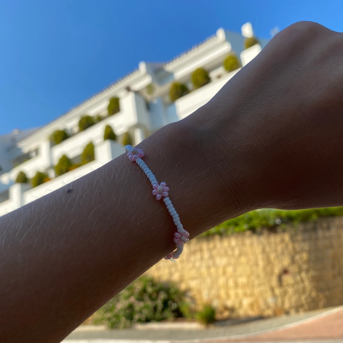 Ett vitt och rosa pärlamrband - 90