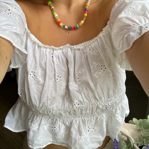 Vit topp - Säljer denna vita topp i linnematerial från Hm då den inte kommer till användning! Toppen är broderad med små blommor och passar perfekt till sommaren. Den är i storlek m men passar även för s💓
