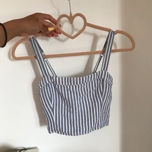 Randig topp från Hollister💙 - Superfint linne från Hollister i fint skick, säljer då den börjar bli för liten för mig💞Priset är bara för toppen, men om man är intresserad av byxorna på första bilden är det bara att kontakta mig🥰 dock är de inte köpta på samma ställen så tygen är inte exakt likadana😊